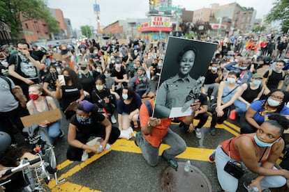 Un hombre sujeta la imagen de Breonna Taylor, asesinada por la policía, durante una concentración antirracial en Nueva York.