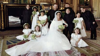 Los duques de Sussex con los pajes de su boda en Windsor.