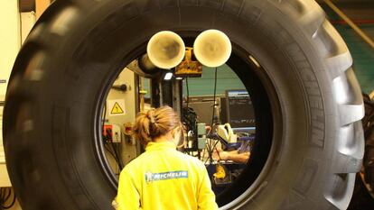 Una empleada en la fábrica de Valladolid de Michelin.