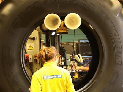 Una empleada en la fábrica de Valladolid de Michelin.