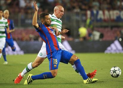 El defensa del FC Barcelona Jordi Alba (i) y el centrocampista del Celtic Scott Brown.