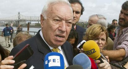 El ministro de Asuntos Exteriores, José Manuel García-Margallo, habla a la prensa este martes en los jardines de las Naciones Unidas.