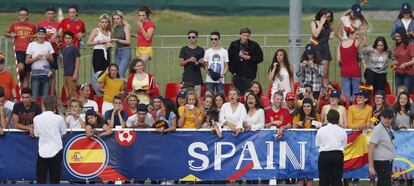 Centenares de aficionados siguieron el entrenamiento de La Roja.