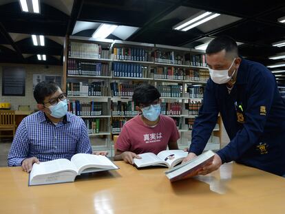 Un bibliotecario asiste a dos visitantes de la Biblioteca Nacional, en Ciudad de México, en mayo.