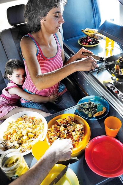 Nuna prepara el almuerzo en su furgoneta junto a su hija