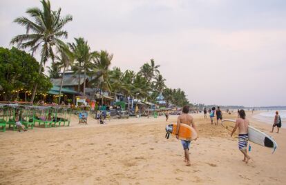 Hikkaduwa fue no hace demasiado un pueblo costero mayormente dedicado a la pesca, pero desde hace unos años se ha convertido en una atracción internacional para apasionados del surf. Según tu estilo, tu experiencia y tus preferencias tienes diferentes zonas donde lanzarte a la aventura con grandes olas o vivir una jornada de surf más tranquila en una playa más recogida y con aguas menos profundas.