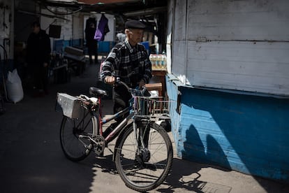 Mercado de Orijiv, donde la gran mayoría de las tiendas están cerradas y las que siguen abiertas están desabastecidas.