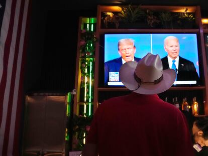Un hombre mira la transmisión del debate en Strassburg (Arizona), el 27 de junio.
