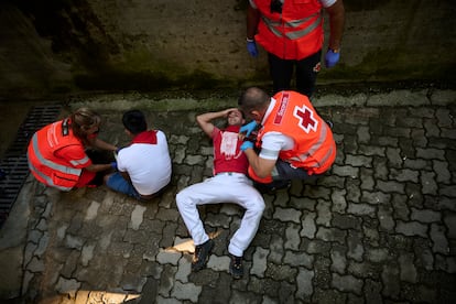 Varios heridos son atendidos por personal de emergencias al termino del octavo encierro.