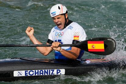 Echániz celebra tras completar su descenso slalom duante la final de la prueba.