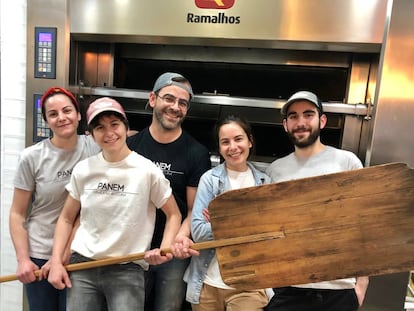 LA FAMILIA GARCÍA AL COMPLETO, CINCO HERMANOS PANADEROS / CAPEL