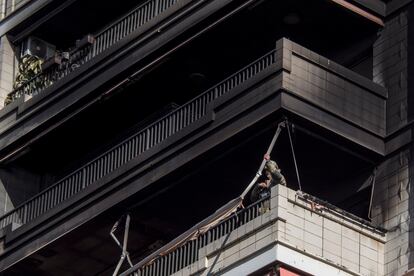 Un bombero en el balcón del piso afectado