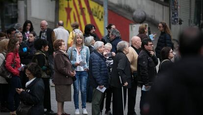 Cua de votants en un col·legi electoral a Barcelona, el passat 28 d'abril. 