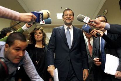 Mariano Rajoy y Soraya Sáenz de Santamaría, ayer en los pasillos del Congreso.