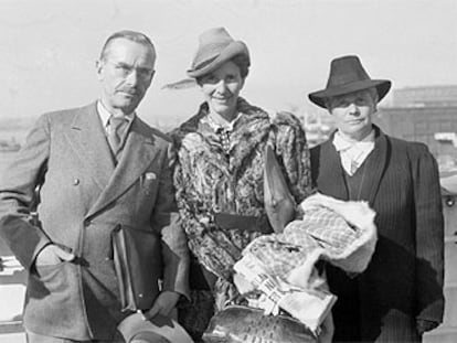 Thomas Mann, con su esposa, Katia, y su hija Erika (en el medio), a su llegada a Nueva York en 1939.