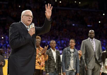 Phil Jackson, en su regreso a la cancha de los Lakers, habla ante Shaquille y su familia.