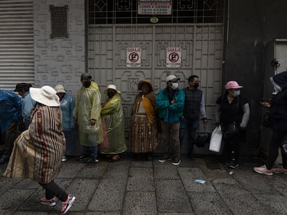 Ciudadanos bolivianos hacen cola afuera del Banco Central para comprar dólares, en La Paz, en marzo de 2023.