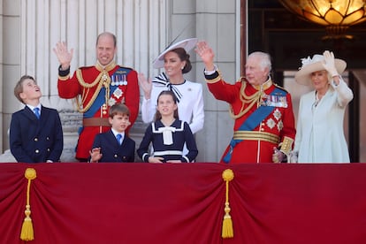 El rey Carlos III junto a su esposa, la reina Camila, saludan desde el balcón del Palacio de Buckingham, acompañados por los príncipes de Gales, Guillermo y Kate, y sus hijos Jorge, Catalina y Luis, este sábado.