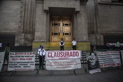 Policías parados frente a la Suprema Corte, clausurada simbólicamente por partidarios de la reforma, el 4 de septiembre.