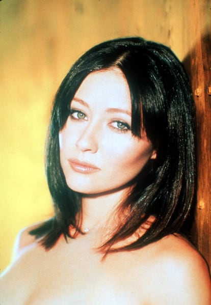 Los problemas que Shannen Doherty (Memphis, 1971), que daba vida a Brenda, tenía con el resto de sus compañeros en el rodaje de 'Sensación de vivir' dieron de comer a la prensa rosa durante años. Jason Priestley, que interpretaba a su hermano Brandon, contó en su autobiografía que ya antes de comenzar la grabación de la serie se indignó porque un coche, en vez de una limusina, fue a buscarla al aeropuerto. "¿En serio me mandáis un utilitario en vez de una limusina?", gritó según el relato de Priestley. Y continuó todo el viaje quejándose por la temperatura y la ausencia de comida. Según su compañera Tori Spelling contó en un programa de televisión en 2015, los actores de la serie tuvieron que separarla en una pelea con su compañera Jennie Garth (Kelly) que terminó con puñetazos. Doherty abandonó la serie al final de la tercera temporada. Ella misma admitió, años después, que "no supo ser diplomática".