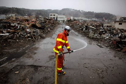 Un bombero riega con agua una calle de Yamada, en la prefectura de Iwate.