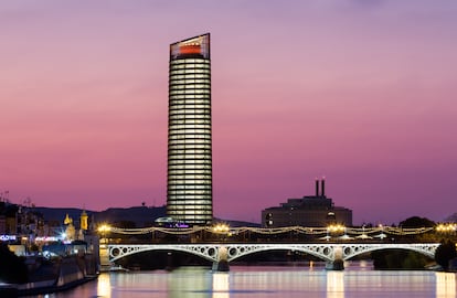 Imagen nocturna del complejo Torre Sevilla