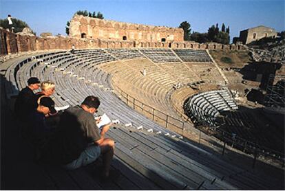 El teatro grecorromano de Taormina tenía capacidad para unos 5.400 espectadores. Con 120 metros de largo, es el segundo más grande de Sicilia, tras el de Siracusa.