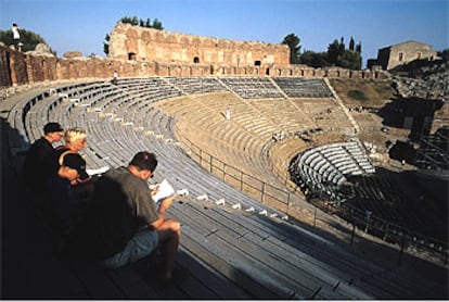 El teatro grecorromano de Taormina tenía capacidad para unos 5.400 espectadores. Con 120 metros de largo, es el segundo más grande de Sicilia, tras el de Siracusa.