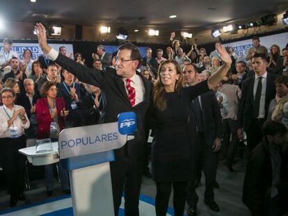 Rajoy i Sánchez-Camacho saluden els assistents a l'acte del PP
