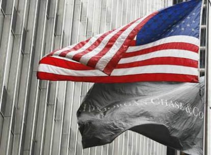 Bandera de JP Morgan junto a la de Estados Unidos en un edificio de Nueva York.