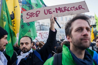 Agricultores durante la protesta frente a la sede de la UE, este jueves en Bruselas.