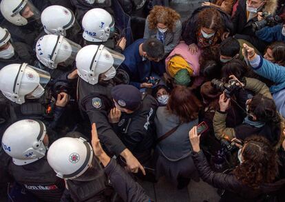 Agentes de la policía turca se enfrentan a los alumnos que protestan por el nombramiento de Melih Bulu como rector de la universidad Bogazici, este viernes en Estambul.