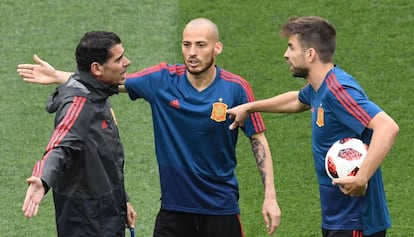 Hierro discute con Silva y Piqué durante el entrenamientoi en Moscú.