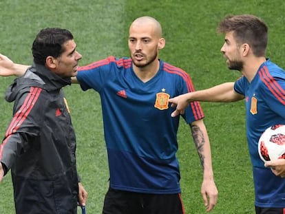 Hierro discute con Silva y Piqué durante el entrenamientoi en Moscú.