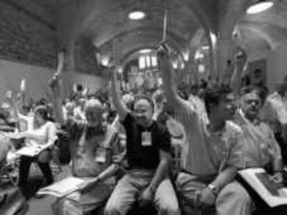 B 35693 - (8.7.2000) - Color - Congreso de E.R.C. en Manresa - Jordi Carbonell (perilla) y Josep Lluis Carod-Rovira - Foto : Susanna Sáez -