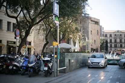 Motos aparcades a la vorera d'un carrer de Barcelona.