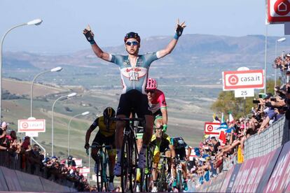 Tim Wellens celebra la victoria en la cuarta etapa del Giro de Italia.