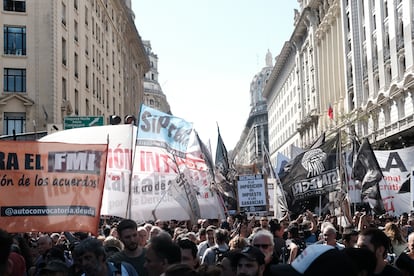 Miles de personas caminan por las calles del centro de Buenos Aires en protesta contra las medidas económicas del Gobierno de Javier Milei.