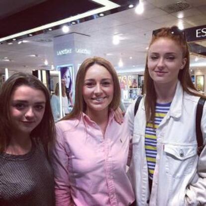 Las actrices Maisie Williams y Sophie Turner en Belfast.