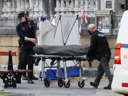 Agentes de la Policía forense investigan en el lugar en el que un joven murió en un presunto ataque con arma blanca, este domingo en San Sebastián.