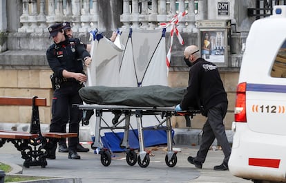 Agentes de la Policía forense investigan en el lugar en el que un joven murió en un presunto ataque con arma blanca, este domingo en San Sebastián.