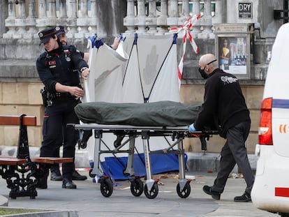 Agentes de la Policía forense investigan en el lugar en el que un joven murió en un presunto ataque con arma blanca, este domingo en San Sebastián.