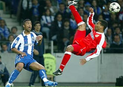 Mauro Silva despeja la pelota en presencia de Carlos Alberto.