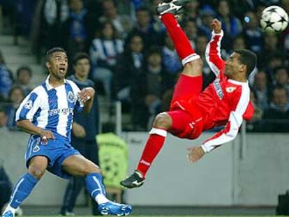 Mauro Silva despeja la pelota en presencia de Carlos Alberto.