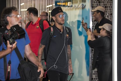 Neymar, en el aeropuerto de Newark en Nueva Jersey.