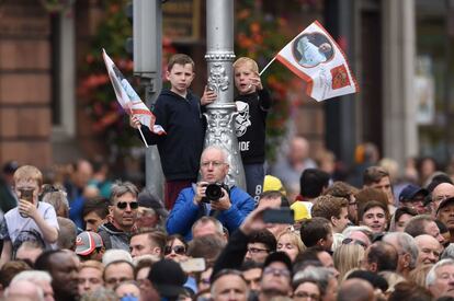Niños con banderas del Papa Francisco entre la multitud que le recibe en su visita a Dublín, el 25 de agosto de 2018. 
