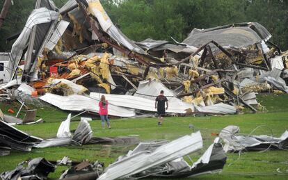 O tornado que assolou o centro dos Estados Unidos deixou as casas de Richalan, Mississippi, reduzidas a destroços.