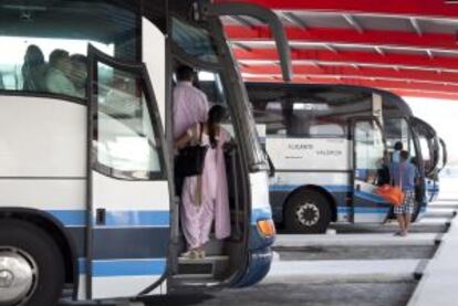 Una mujer sube a un autocar en la nueva terminal de autobuses de Alicante.
