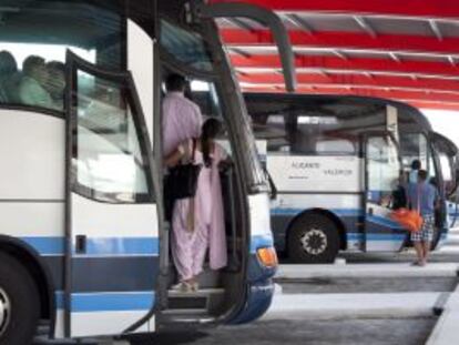 Una mujer sube a un autocar en la nueva terminal de autobuses de Alicante.