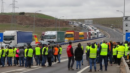 Los agricultores de Salamanca cortan a pie la A-62 (Autovía de Castilla) en uno de los accesos a la capital.